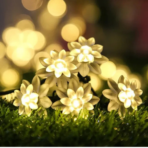 Solar LED Flower String Lights with Decorative Petals for Gardens