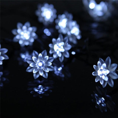 Solar LED Flower String Lights with Decorative Petals for Gardens
