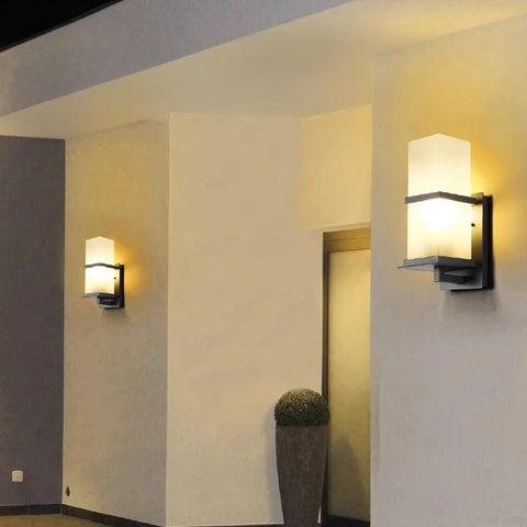 Outdoor Wall Light with Rectangular Lantern Frame in Die-cast Aluminum