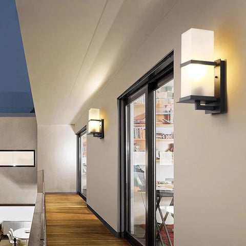 Outdoor Wall Light with Rectangular Lantern Frame in Die-cast Aluminum